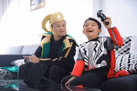 Bố con Hoàng Bách "biến hóa" thành nhân vật Thor - Loki