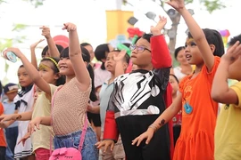 Bố con Hoàng Bách “tung hoành” tại lễ hội Comic Con Nhí