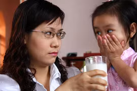 Khi trẻ chê sữa