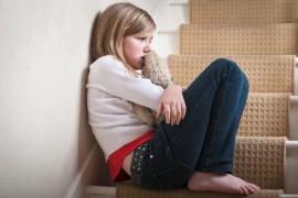 Bé gái 15 tuổi bị nhiều họ hàng hiếp dâm ở miền Tây: Khởi tố 7 bị can