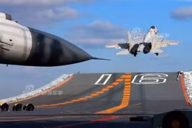 Ảnh: Tàu sân bay Trung Quốc giương oai trên Thái Bình Dương