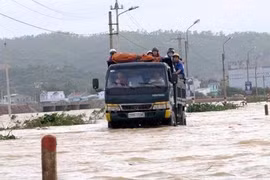 Hàng nghìn hộ dân Bình Định bị cô lập, ngập sâu trong lũ lớn