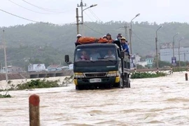 Hàng nghìn hộ dân Bình Định bị cô lập, ngập sâu trong lũ lớn