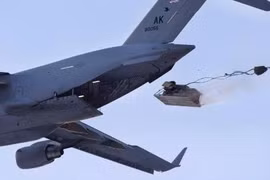 Mãn nhãn pháo 105mm Mỹ...nhảy dù từ vận tải cơ C-17