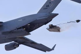 Mãn nhãn pháo 105mm Mỹ...nhảy dù từ vận tải cơ C-17