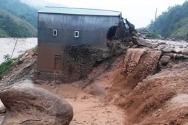 Thiệt hại khủng khiếp do mưa lũ: 13 người chết, hàng trăm nhà đổ sập