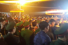 Toàn cảnh biển người chen lấn, “cướp lộc” đêm Khai ấn đền Trần