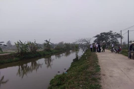 Tá hỏa phát hiện thi thể bé sơ sinh trên mương nước