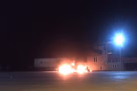 Xe container bốc cháy ngùn ngụt tại bãi đỗ xe gần cây xăng