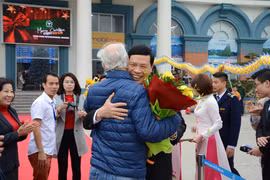 Ảnh: Những du khách đầu tiên “xông đất” vịnh Hạ Long năm 2018