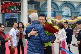 Ảnh: Những du khách đầu tiên “xông đất” vịnh Hạ Long năm 2018