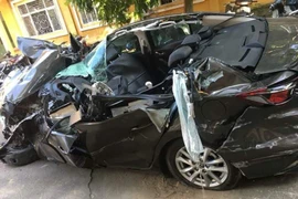 Hiện trường kinh hoàng xe con nát bét sau cú đâm xe tải trên cao tốc 