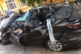 Hiện trường kinh hoàng xe con nát bét sau cú đâm xe tải trên cao tốc 