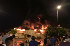 Hưng Yên: Chợ Gạo và nhà máy nhựa bốc cháy ngùn ngụt trong đêm