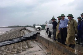 Bão Sơn Tinh giật cấp 10 đổ bộ đất liền: Hoãn họp, cấm biển, di dân ứng phó