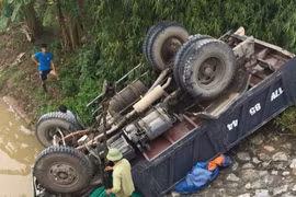 Xe tải lao xuống kè trạm bơm, 4 người thương vong