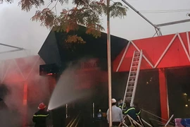 Cận cảnh lực lượng PCCC khống chế ngọn lửa ở nhà hàng Sive beer Club