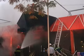 Cận cảnh lực lượng PCCC khống chế ngọn lửa ở nhà hàng Sive beer Club