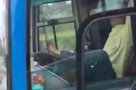 Đề nghị xử lý tài xế lái xe khách bằng chân ở Cà Mau