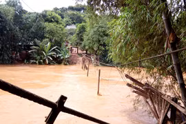 Mưa lũ “khủng khiếp”: 4 người chết, hàng nghìn ngôi nhà đổ sập, hư hại