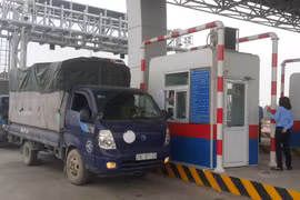 Ảnh: Tài xế tập trung phản đối mức phí BOT Phả Lại, Quốc lộ 18 ùn tắc 