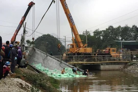 Va chạm kinh hoàng, xe tải lao xuống kênh, tài xế tử vong