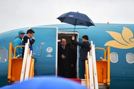 Thủ tướng Nguyễn Xuân Phúc đi chuyến bay đầu tiên xuống Vân Đồn