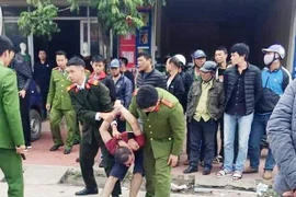 Đối tượng “ngáo đá” dùng kéo tự đâm vào bụng