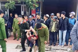 Đối tượng “ngáo đá” dùng kéo tự đâm vào bụng