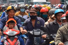 Người dân khắp các tỉnh đổ về Sài Gòn sau kỳ nghỉ Tết