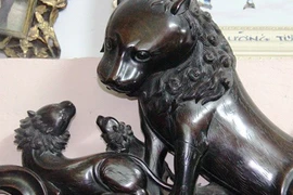 Chiêm ngưỡng sập gỗ 300 tuổi giá 2 triệu USD ở TPHCM