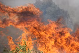 Xưởng nhựa phát hỏa dữ dội giữa khu dân cư