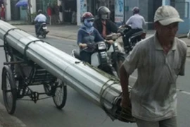 Người dân TP HCM khốn đốn vì nắng nóng gay gắt