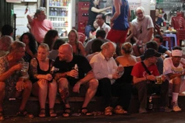 “Tây balô lăn lóc” trên vỉa hè Sài Gòn, Hà Nội