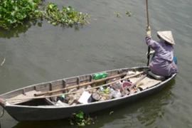 Bé 4 tuổi ôm lục bình trôi 10km trên sông Hậu