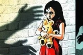 Hiếp dâm con ruột rồi đem bỏ chợ, “hú hí” với nhân tình