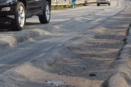 Đại lộ hiện đại nhất TP HCM sụt lún nghiêm trọng, nhiều xe mất lái