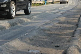 Đại lộ hiện đại nhất TP HCM sụt lún nghiêm trọng, nhiều xe mất lái