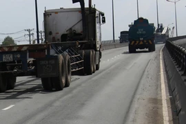 Cầu vượt thép Thủ Đức tốn đống tiền... vẫn lún, trồi nhựa