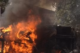 Phóng như tên lửa, xe tải lật nhào, bốc cháy dữ dội