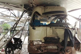 Xe chở khách đi chùa phóng ẩu, nhiều người nguy kịch