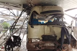 Xe chở khách đi chùa phóng ẩu, nhiều người nguy kịch