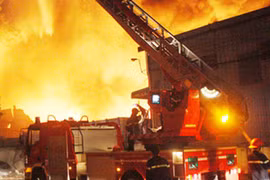 Cháy dữ dội sát chợ hóa chất Kim Biên