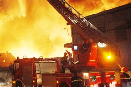 Cháy dữ dội sát chợ hóa chất Kim Biên