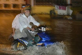 Sĩ tử lạ lẫm trước cảnh Sài Gòn ngập nặng sau mưa