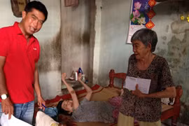 Thăm cô gái tật nguyền bị yêu râu xanh hãm hiếp