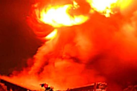 "Giặc lửa" thiêu rụi khu xử lý chất thải rắn ở TP HCM