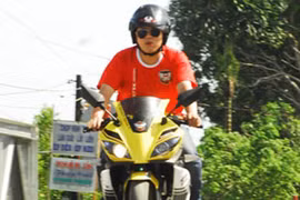 Trưởng Công an rơi súng khi nhậu, phó chạy xe nẹt pô