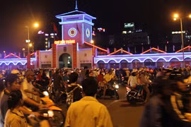 Biển người đổ về trung tâm thành phố đón giao thừa