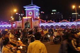 Biển người đổ về trung tâm thành phố đón giao thừa